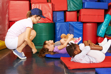 Gruppe Kinder beim Kindersport in Vorschule