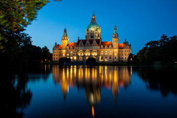 Fototapeta na wymiar Das Neue Rathaus Hannover im Sonnenuntergang