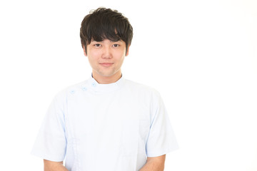 微笑む男性看護師