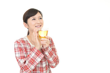 紅茶を飲み寛ぐ女性