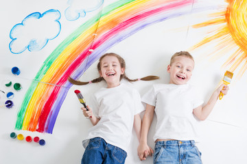 kids painting rainbow - obrazy, fototapety, plakaty