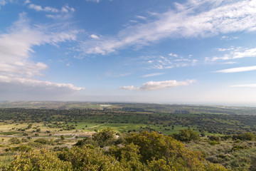 Fototapeta na wymiar Sizilianische landschaft mit Johannisbrotbäumen und Feldern