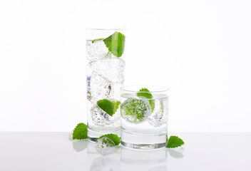 fizzy water with mint and ice