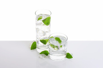 fizzy water with mint and ice
