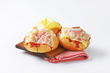 Cheese and ham topped bread buns