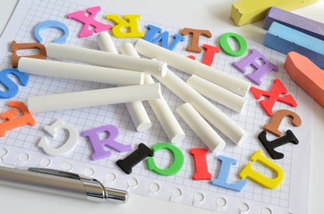 kreda i kolorowe literki © Pio Si