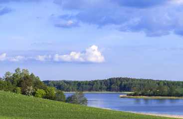 Mazury - jezioro i pola