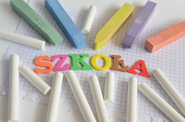 kreda i kolorowy napis szkoła © Pio Si