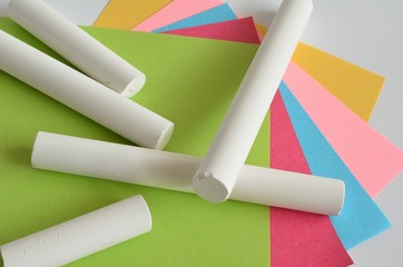 kreda i kolorowe karteczki © Pio Si