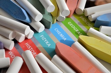 kreda i kolorowe nazwy przedmiotów szkolnych © Pio Si