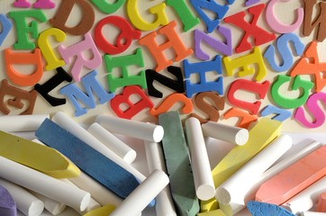 kreda i kolorowe literki © Pio Si