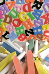 kreda i kolorowe literki © Pio Si