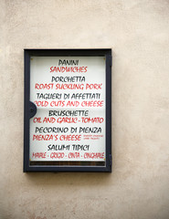 menu italiano appeso al muro