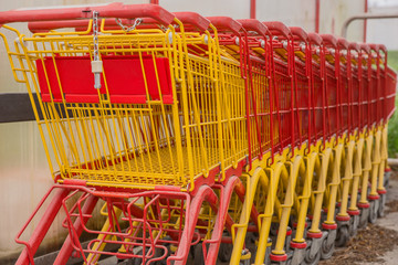 Einkaufswagen in einer Reihe