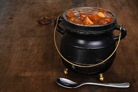 beef stew in black pot