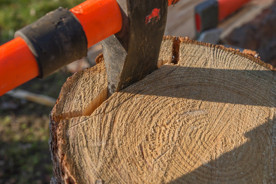 Nahaufnahme Holz hacken