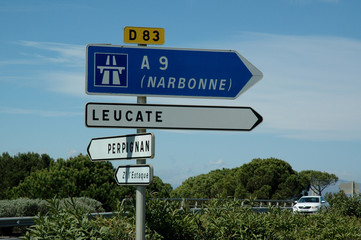 Panneaux de direction : Narbonne, Perpignan, Leucate