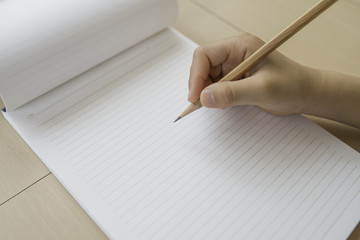 ノートと鉛筆　女の子の手　