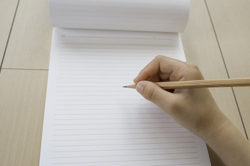 ノートと鉛筆　女の子の手　