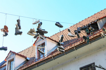 Obraz premium Shoes hanging by shoelaces on a wire
