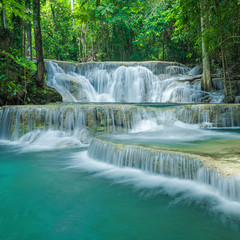 Fototapety  Piękny zielony wodospad, położony w prowincji Karnjanaburi, Tajlandia