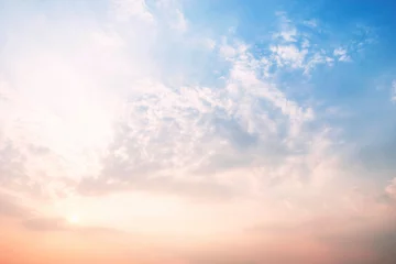 Photo sur Plexiglas Ciel Lumière bleu ciel et orange du soleil à travers les nuages dans le s