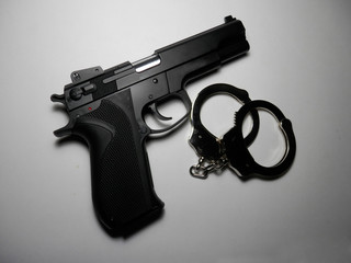Pistola e manette