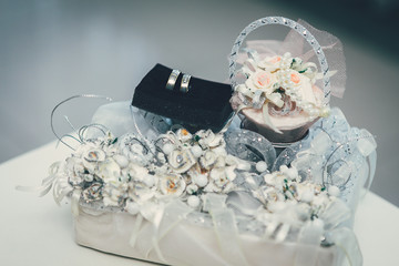 Свадебные кольца с украшением и цветами © lazurny