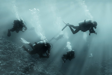 divers in fresh water