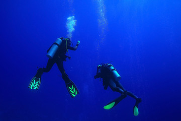 Fototapeta na wymiar group of divers passing exams open water