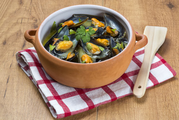 Olla de barro con mejillones