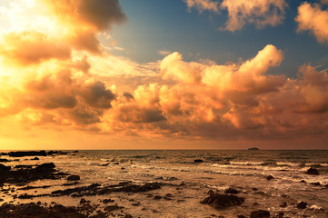 Obraz premium Stunning Sunrise Over The Sea at Rayong Beach