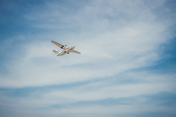 Fototapeta na wymiar Пассажирский самолёт на фоне голубого неба