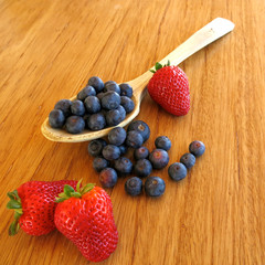 Berries: Blackberries and Strawberries. Seasonal, organic and antioxidant fruits.
