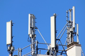 Antennes-relais de type  ' panneau ' .