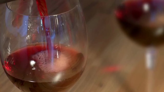 Wein wird eingeschenkt (Wein 03)
