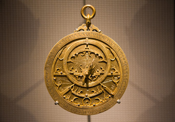 Old Arabic astrolabe - obrazy, fototapety, plakaty