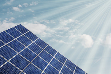Solarzelle mit Sonneneinstrahlung und Himmel Hintergrund