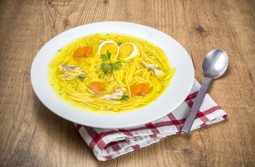 Sopa de pollo con fideos