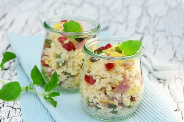 Foto auf Acrylglas Vorspeise Reissalat im Gläschen
