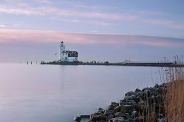 Vuurtoren Paard van Marken met zonsopkomst