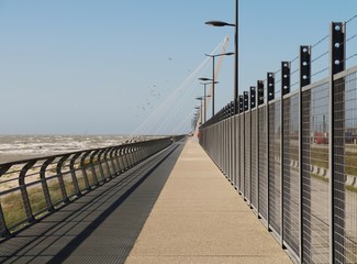 Naklejka premium Brücke mit Geländer an der belgischen Nordseeküste