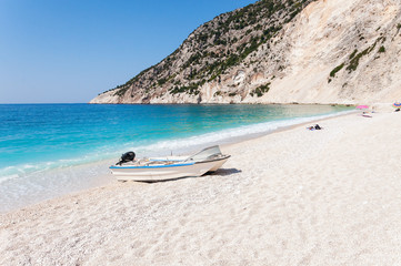 Fototapeta na wymiar Boat on the Myrtos beach, Kefalonia