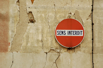 Panneau de sens interdit portant la mention 
