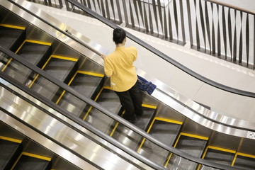 maid clean escalator