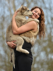Belle femme avec chien malamute