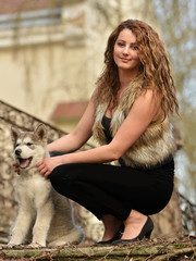 Belle femme avec chien malamute