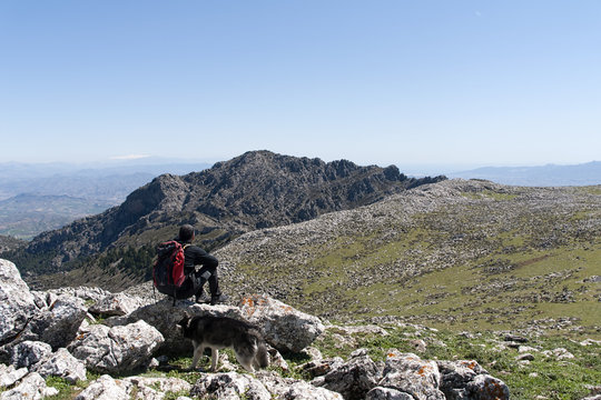 Senderista en la cima de sierra cabrilla puerta del parque nacional de la sierra de las Nieves, M&aacute;laga