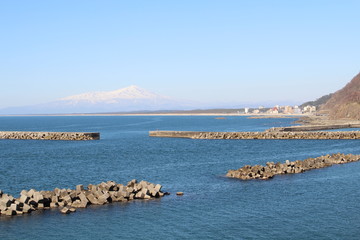 庄内海岸と残雪の鳥海山