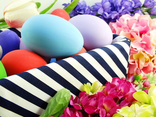 Obraz premium colorful easter eggs with spring flowers background